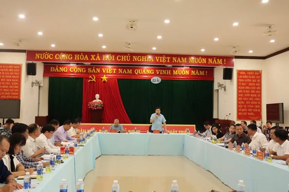 TỔ CÔNG TÁC CỦA TỈNH CHO Ý KIẾN, XÉT DUYỆT NỘI DUNG TRÌNH ĐẠI HỘI ĐẢNG BỘ CÁC XÃ DRAY BHĂNG, EA NING.